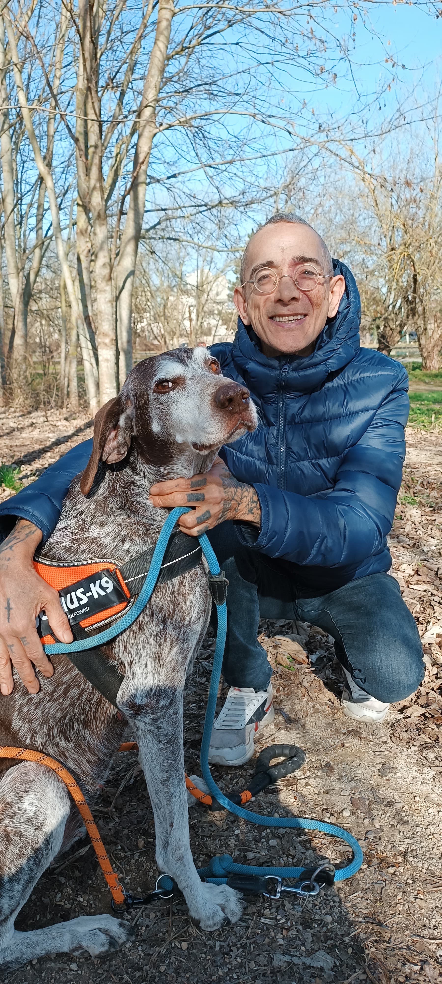 Mohand Mechenane et un chien, thème du lien à l'animal