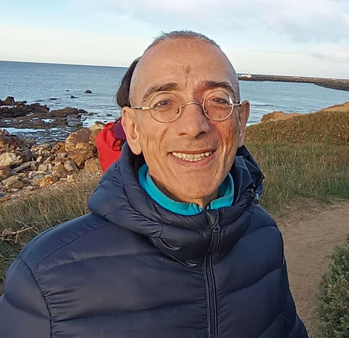 Portrait de Mohand Mechenane, Gestalt praticien à Reims, dans une pose décontractée, reflétant son approche humaine et accessible.